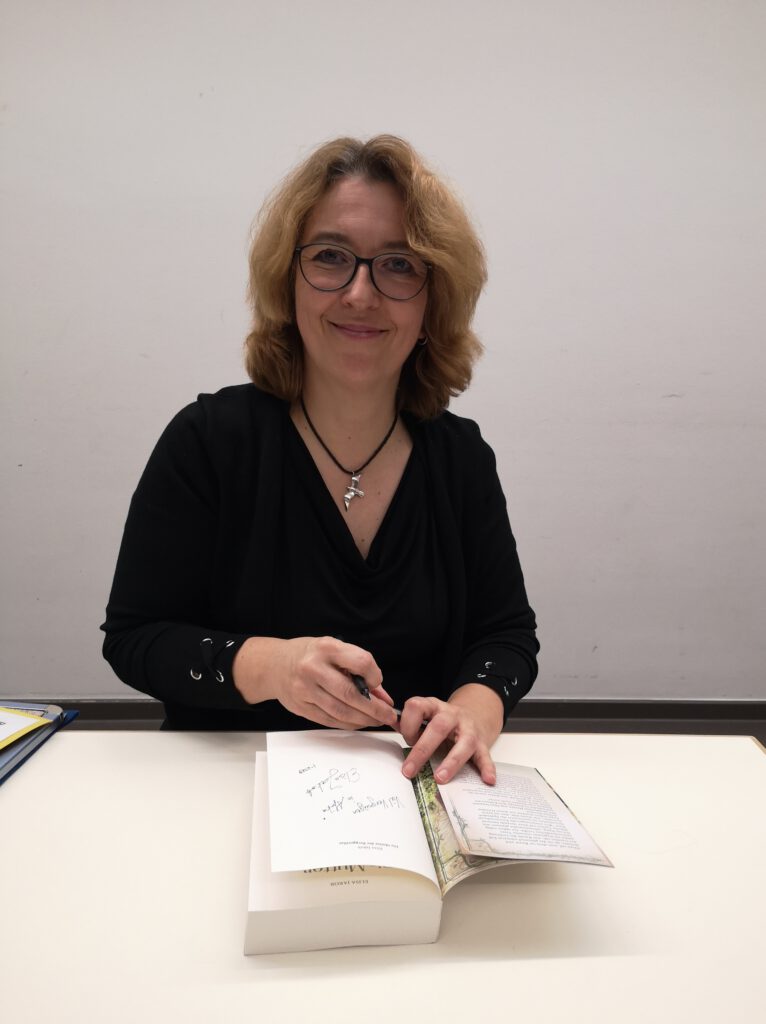 Elisa Jakob signiert eines ihrer Bücher